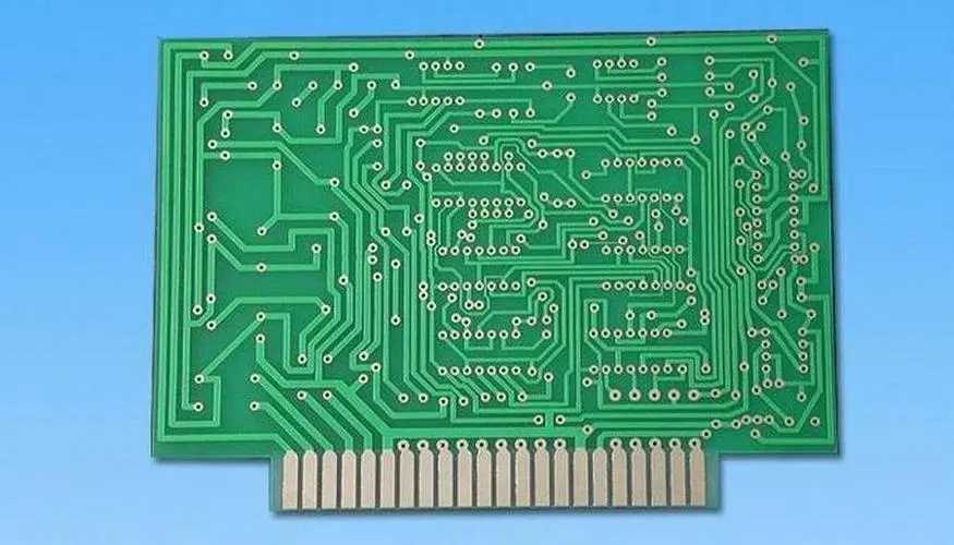 兩個交替的 4 層 PCB 堆疊，阻抗為 50 歐姆