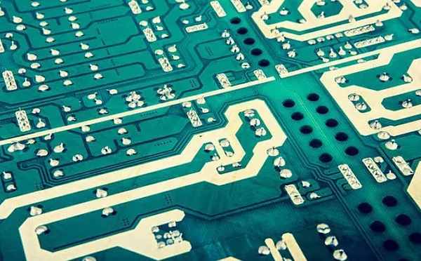 PCB 布局中通過過孔縫合進行大電流布線